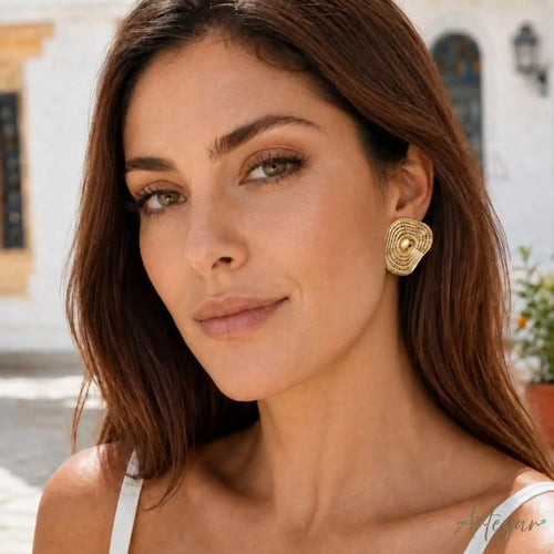 Gold Hammered Disc Earrings for Women, Andaluz Design by Arteyar, Elegant and Lightweight Jewelry with Concentric Texture and Sophisticated Shine for Special Occasions.