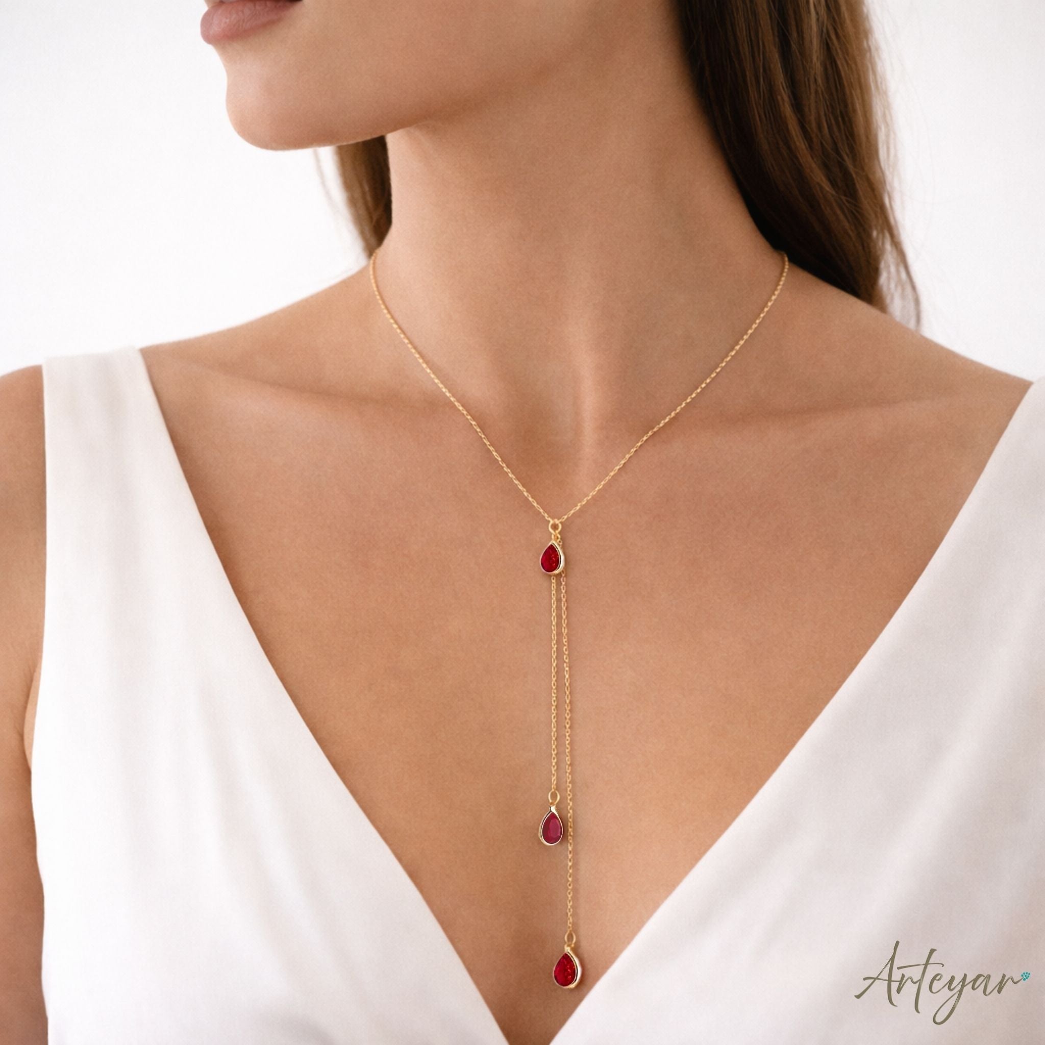 Elegant Golden Scarlet Necklace with Three Teardrop-Shaped Red Crystals, Scarlet Design by Arteyar, Minimalist and Sophisticated Jewelry Perfect for V-Necks.