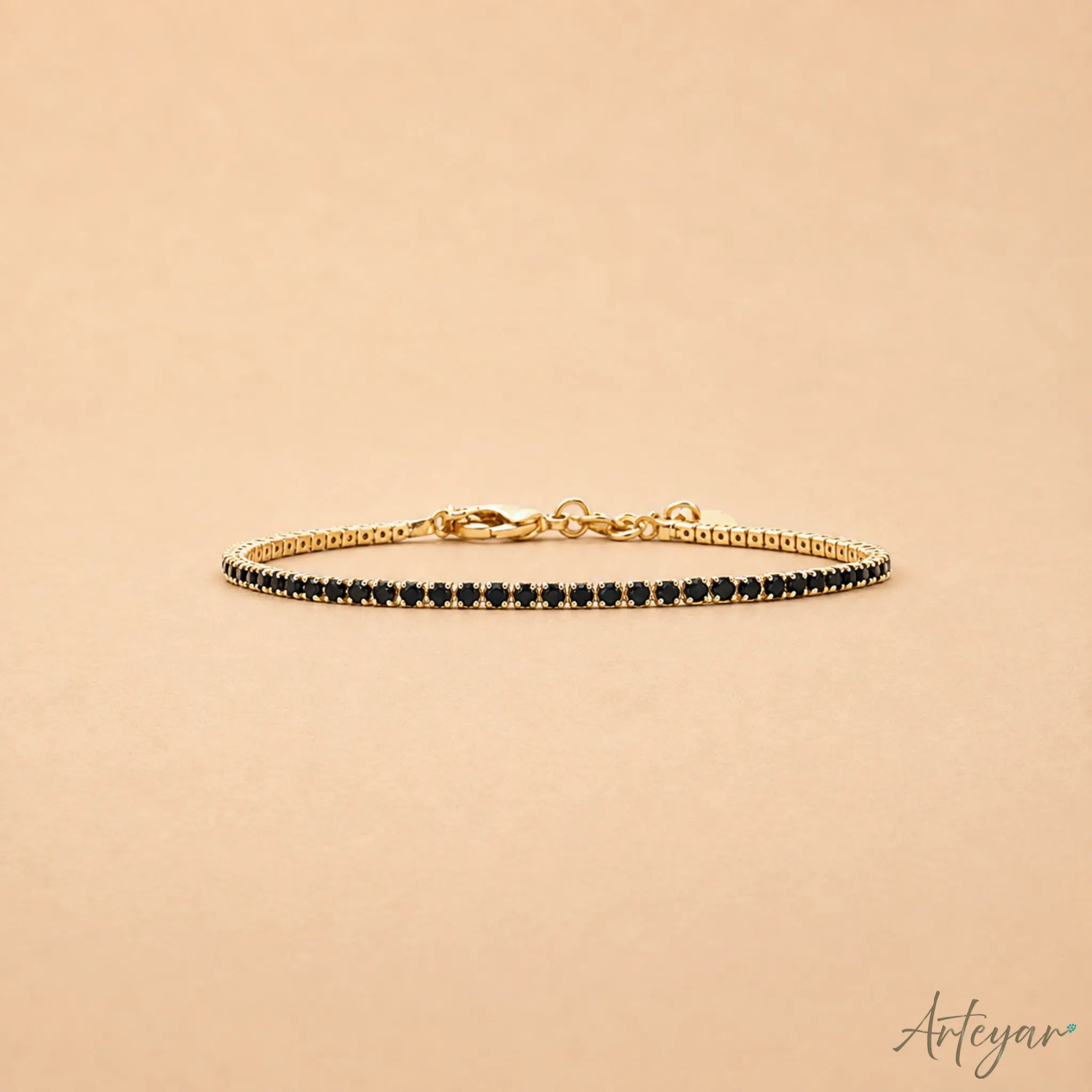 Elegant black crystal bracelet with gold details – Alba Black by Arteyar.
