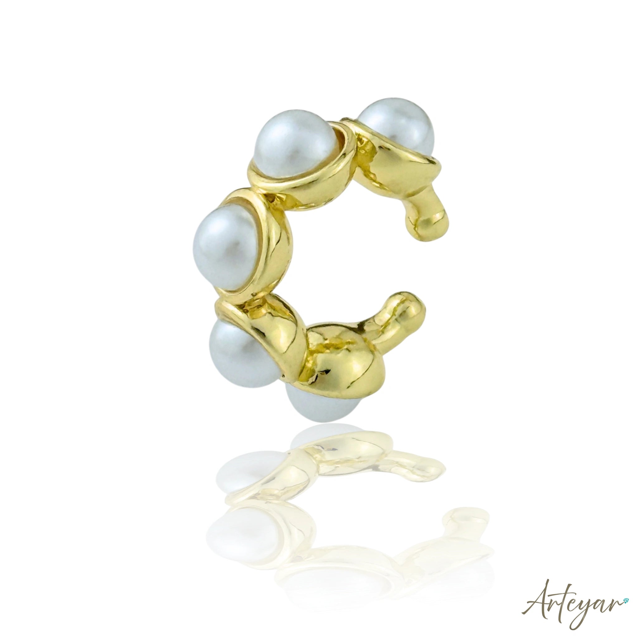 Gold-Plated Ear Cuff with White Pearls for Women, Lua Model by Arteyar, Elegant and Modern Non-Pierced Jewelry Piece.