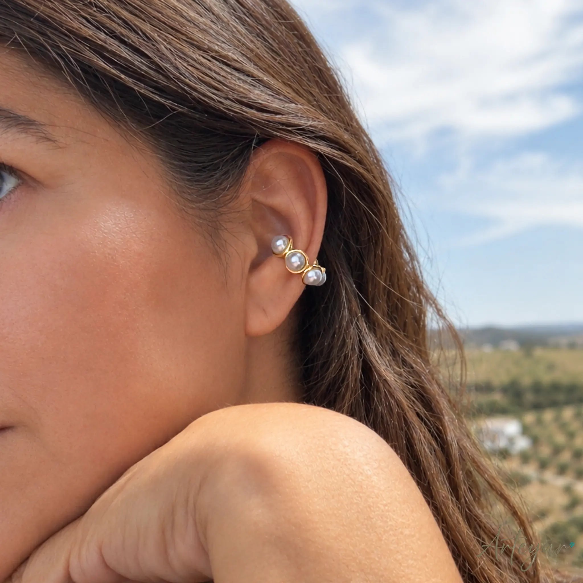 Gold-Plated Ear Cuff with White Pearls for Women, Lua Model by Arteyar, Elegant and Modern Non-Pierced Jewelry Piece.