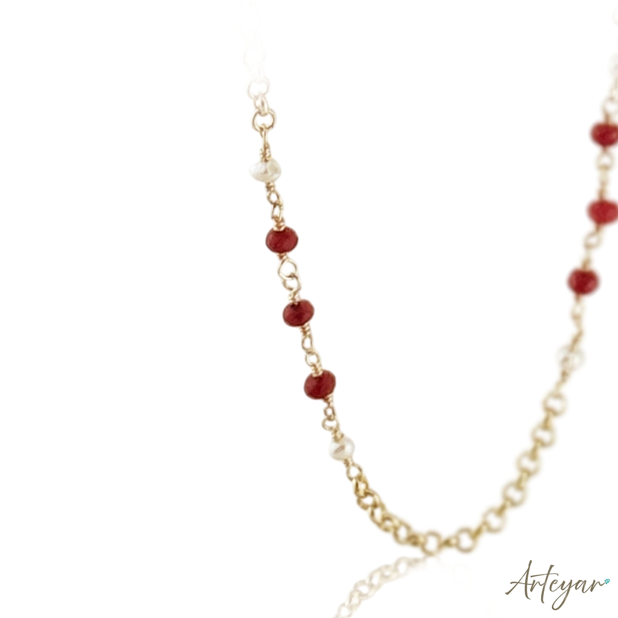 Elegant necklace with red agate, white pearls and gold links – Lilt Agate by Arteyar.