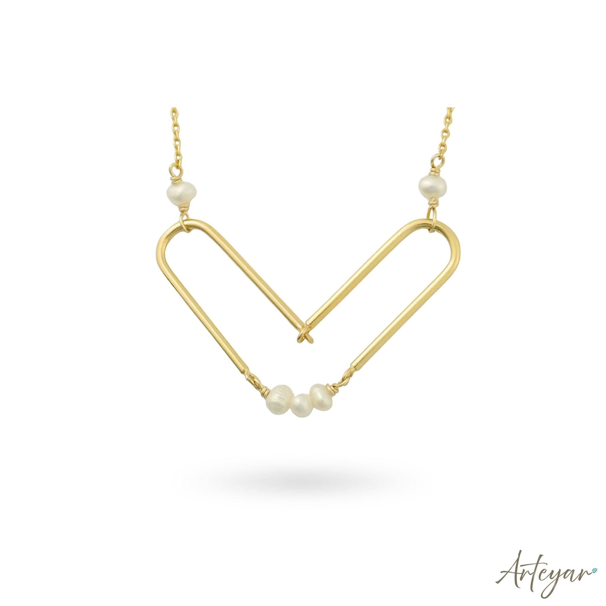 Delicate Gold Chain Necklace with a Modern Heart-Shaped Design and White Pearl Accents, Bella Collar Design by Arteyar, Elegant and Romantic Contemporary Jewelry, Perfect for Special Occasions and Everyday Wear.