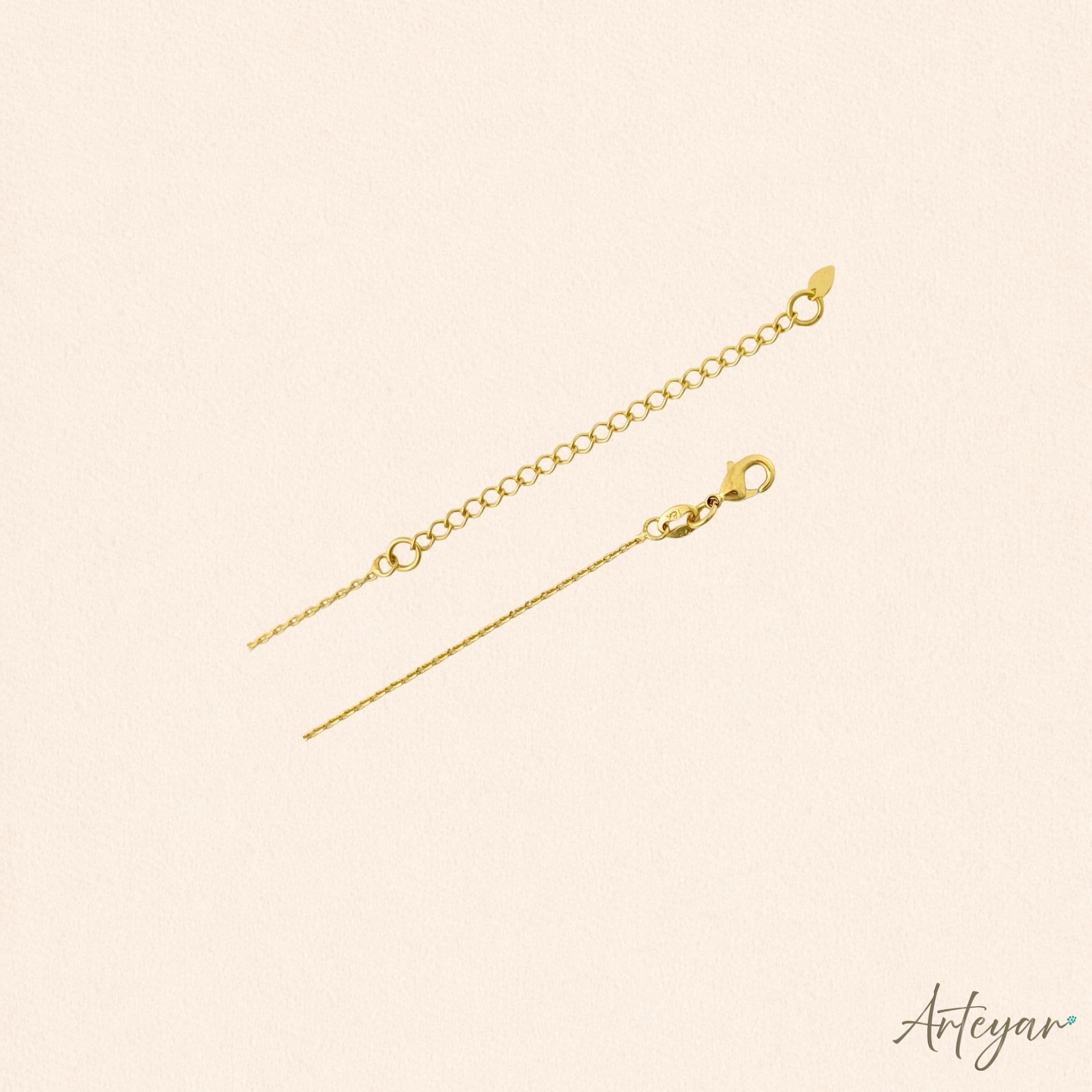 Delicate Gold Chain Necklace with a Modern Heart-Shaped Design and White Pearl Accents, Bella Collar Design by Arteyar, Elegant and Romantic Contemporary Jewelry, Perfect for Special Occasions and Everyday Wear.
