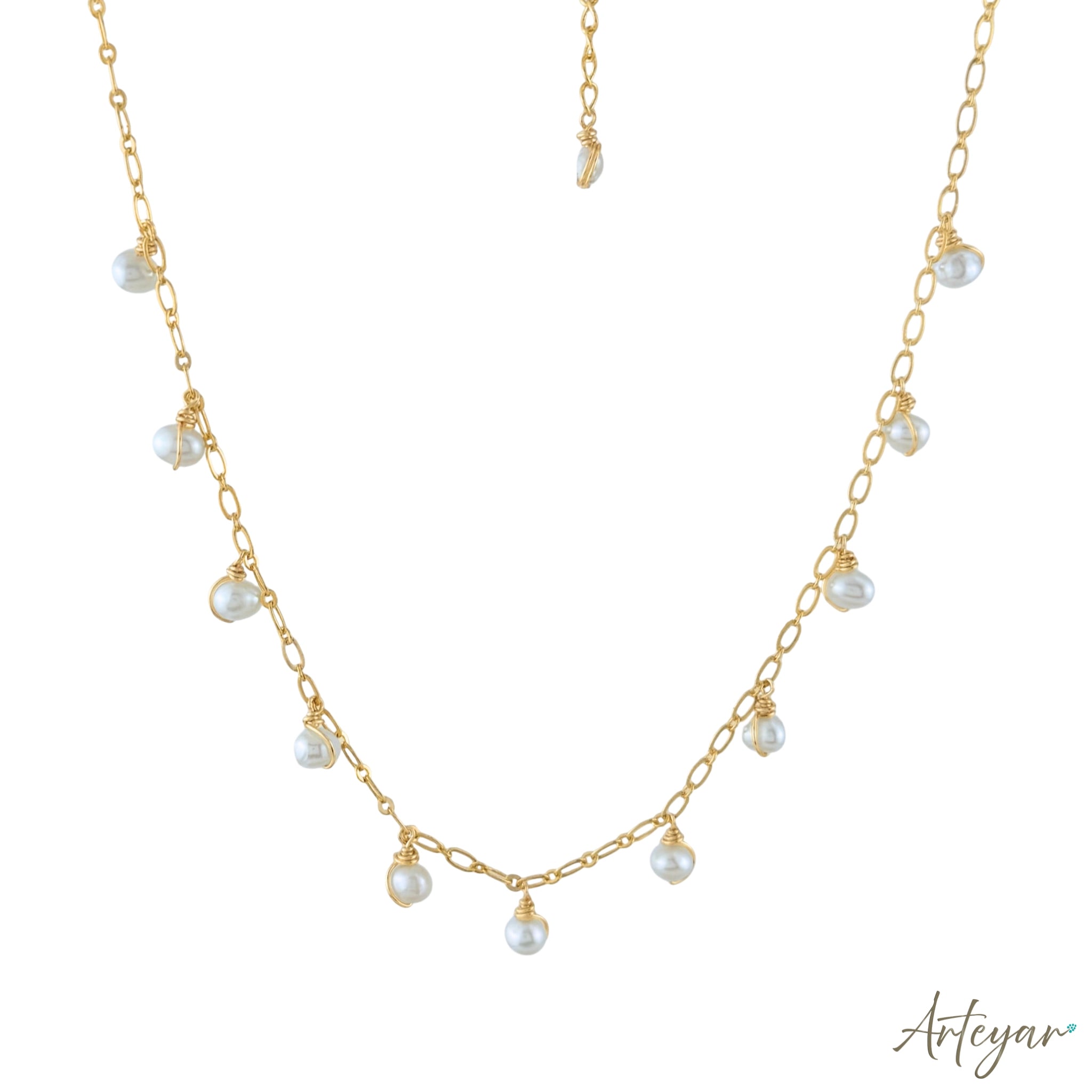 Elegant Gold Chain Necklace with Natural Pearls in a Delicate Design, Gocce Design by Arteyar, Versatile and Sophisticated Jewelry for Everyday Wear or Special Occasions.