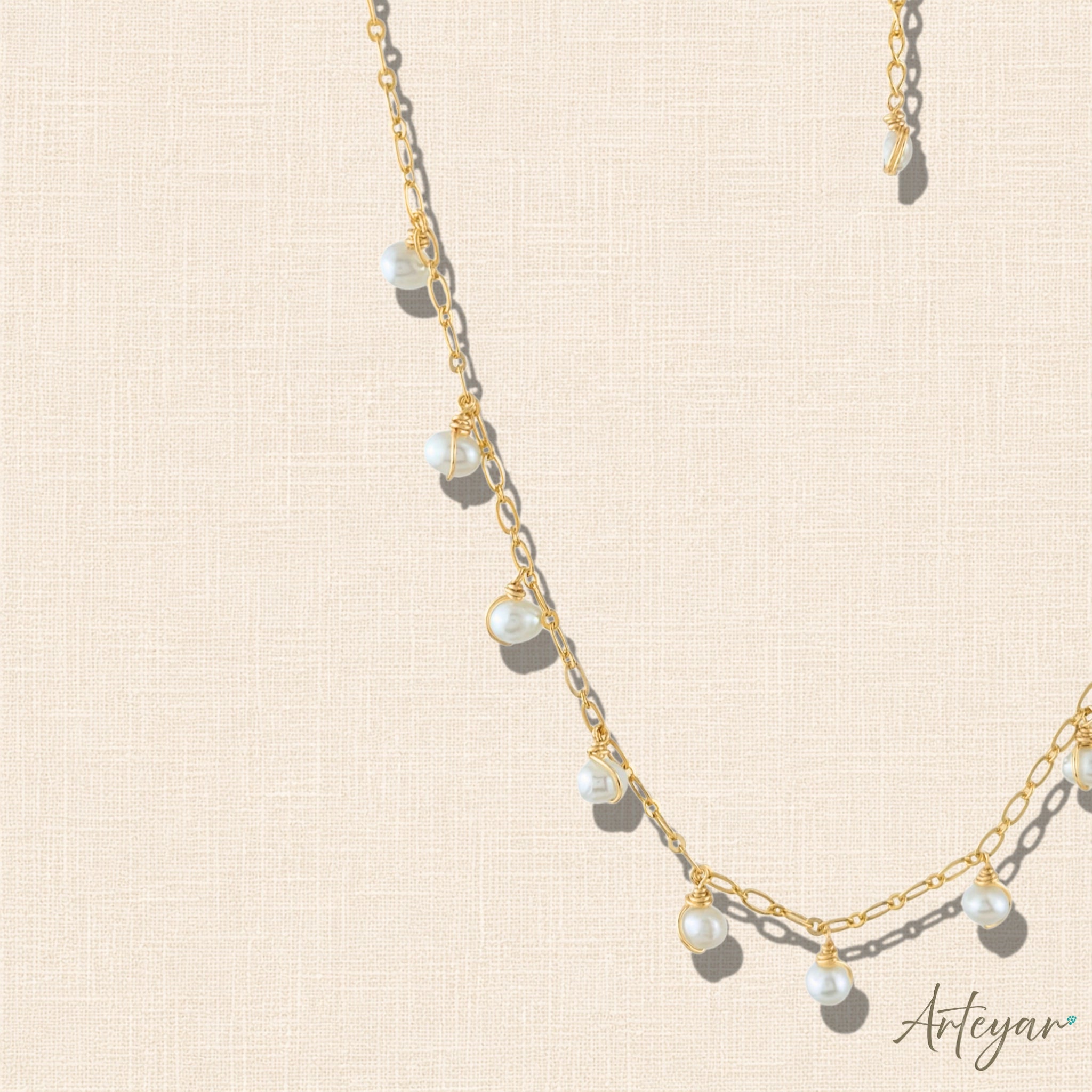 Elegant Gold Chain Necklace with Natural Pearls in a Delicate Design, Gocce Design by Arteyar, Versatile and Sophisticated Jewelry for Everyday Wear or Special Occasions.