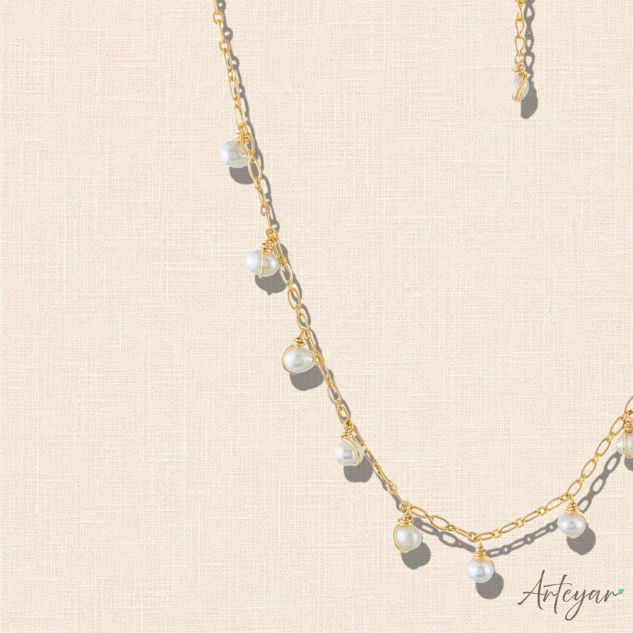 Elegant Gold Chain Necklace with Natural Pearls in a Delicate Design, Gocce Design by Arteyar, Versatile and Sophisticated Jewelry for Everyday Wear or Special Occasions.