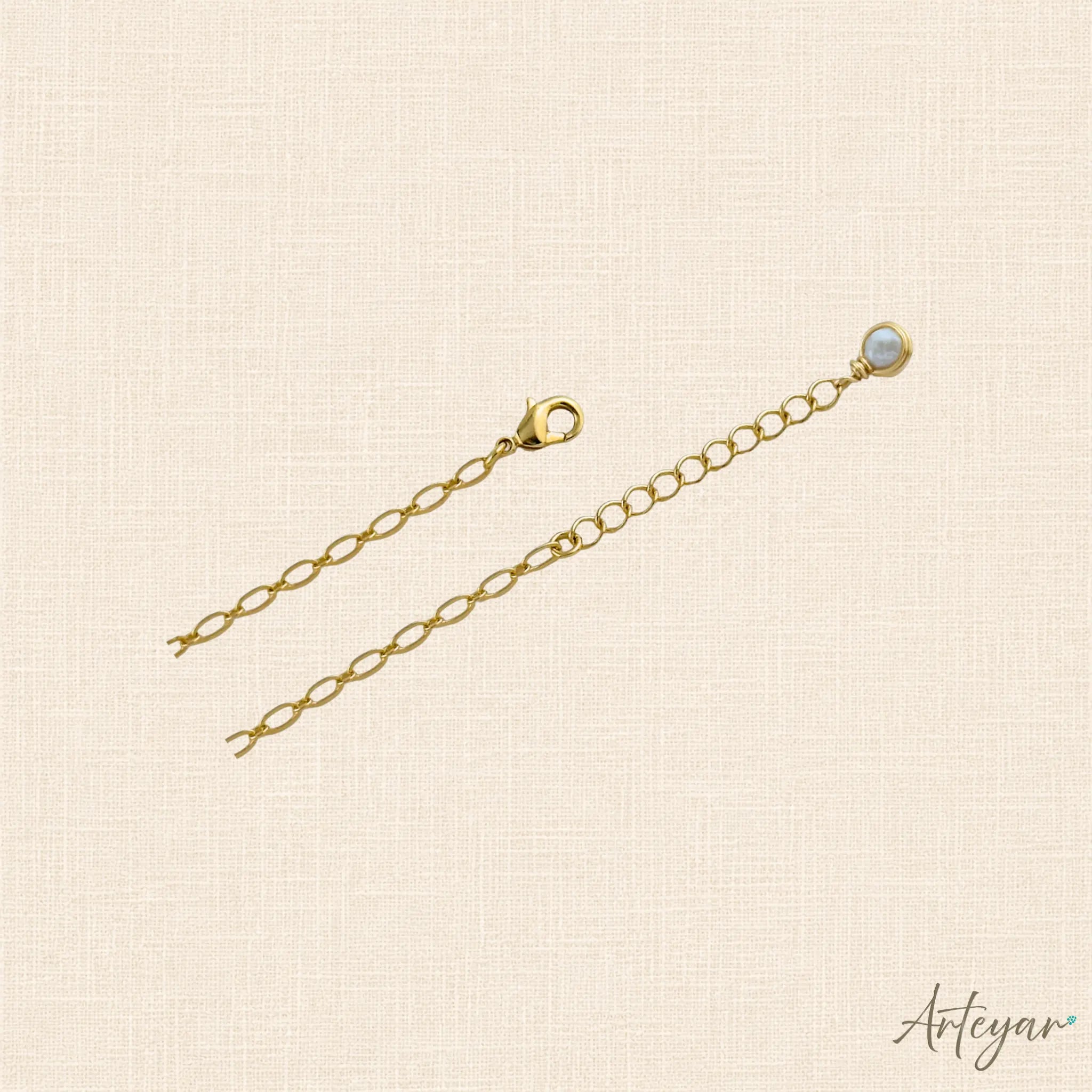 Elegant Gold Chain Necklace with Natural Pearls in a Delicate Design, Gocce Design by Arteyar, Versatile and Sophisticated Jewelry for Everyday Wear or Special Occasions.
