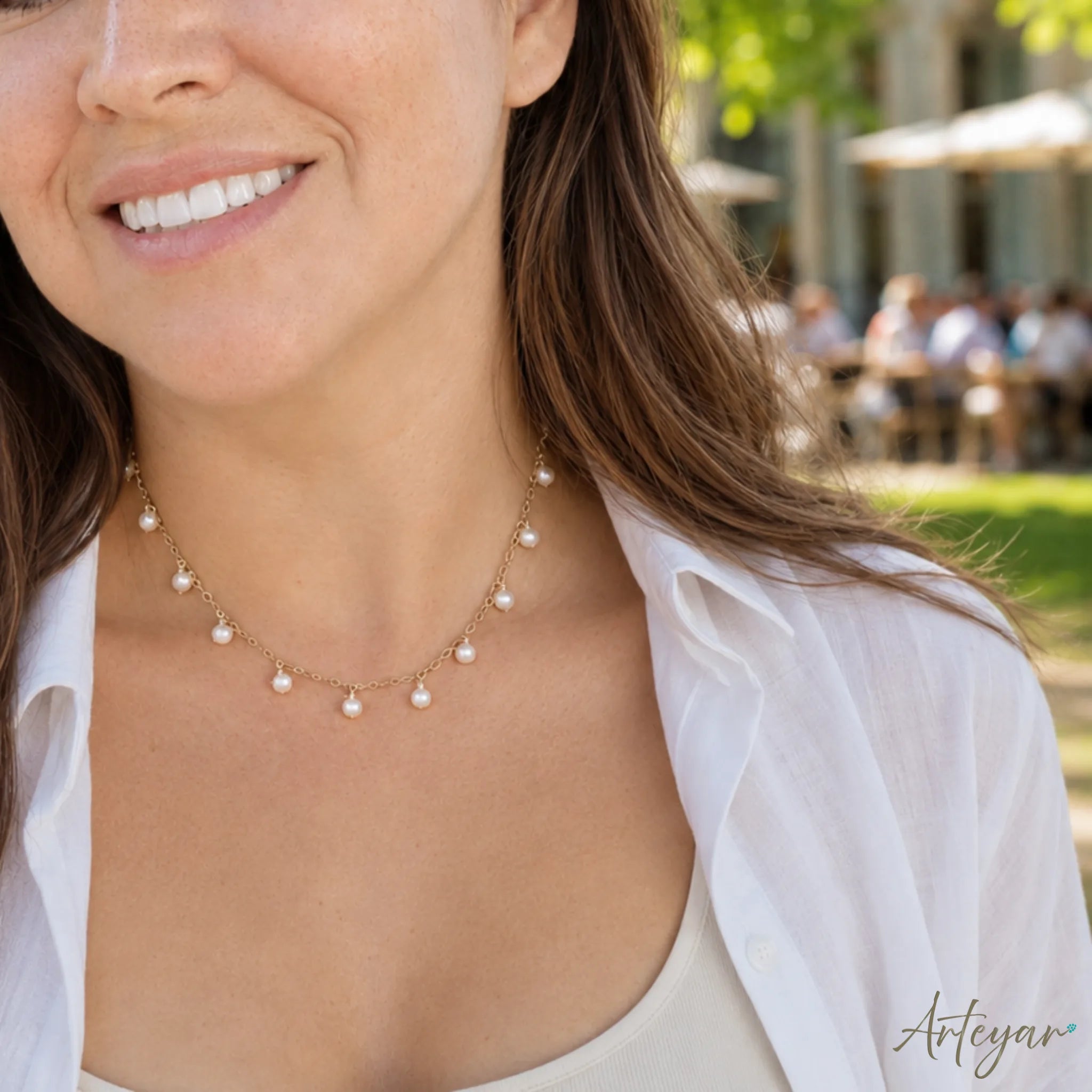 Elegant Gold Chain Necklace with Natural Pearls in a Delicate Design, Gocce Design by Arteyar, Versatile and Sophisticated Jewelry for Everyday Wear or Special Occasions.