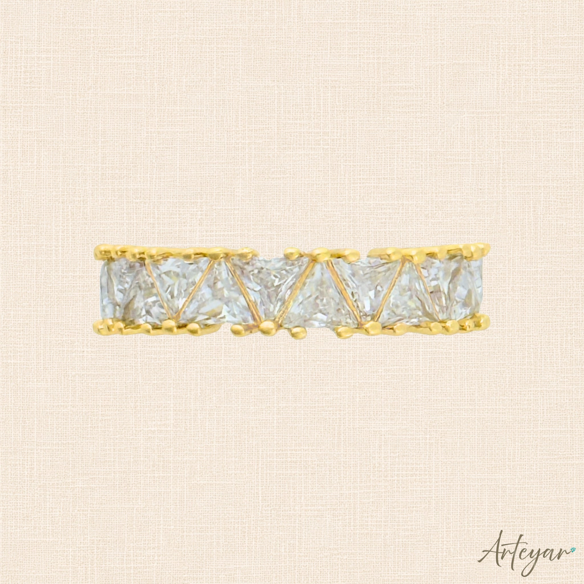 Vertices Golden Ring with Continuous Triangle-Shaped Crystals for Women, Arteyar Design, Elegant and Refined Jewelry.
