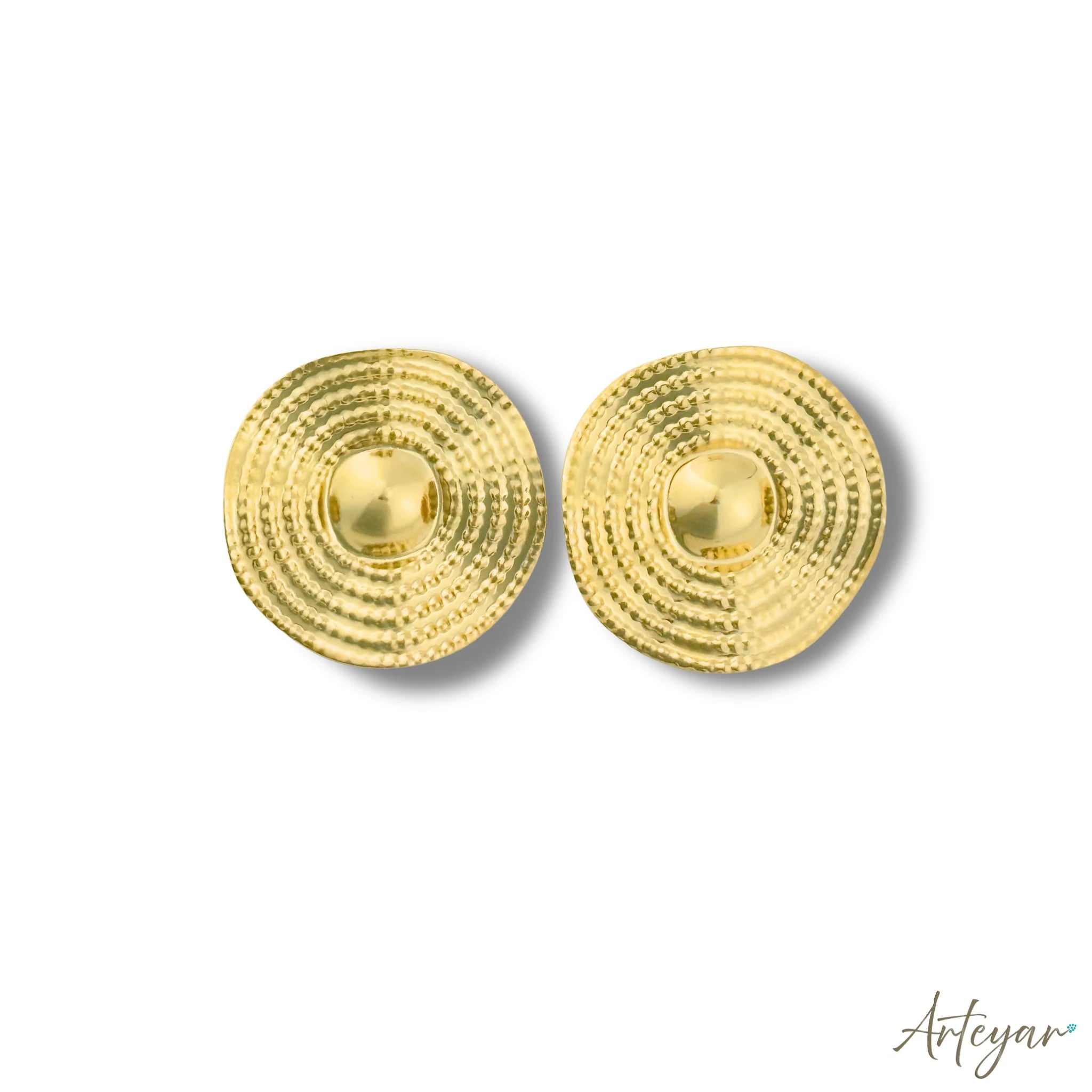 Gold Hammered Disc Earrings for Women, Andaluz Design by Arteyar, Elegant and Lightweight Jewelry with Concentric Texture and Sophisticated Shine for Special Occasions.